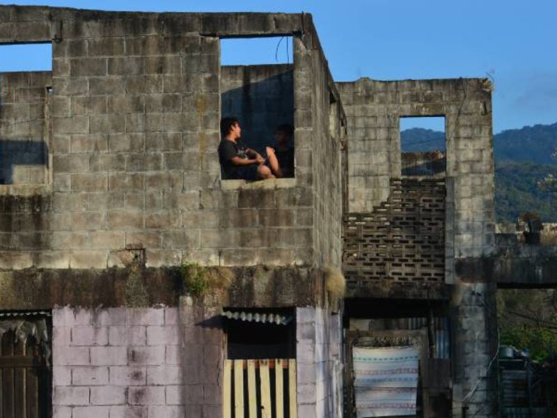 Decenas de familias continúan viviendo en edificios con daños estructurales porque no tienen recursos para mudarse a una vivienda segura.