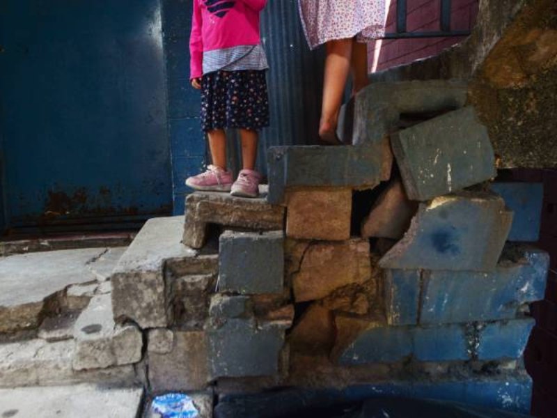 Alrededor de 30 familias habitan los edificios 4 y 5 de la Residencial Modelo, pese al deterioro provocado por los terremotos de 1986 y 2001.
