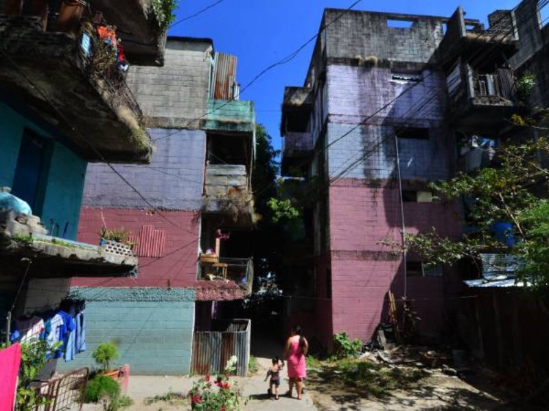 Las grietas, columnas debilitadas y escaleras deterioradas forman parte de la vida cotidiana en los condominios de la Residencial Modelo.
