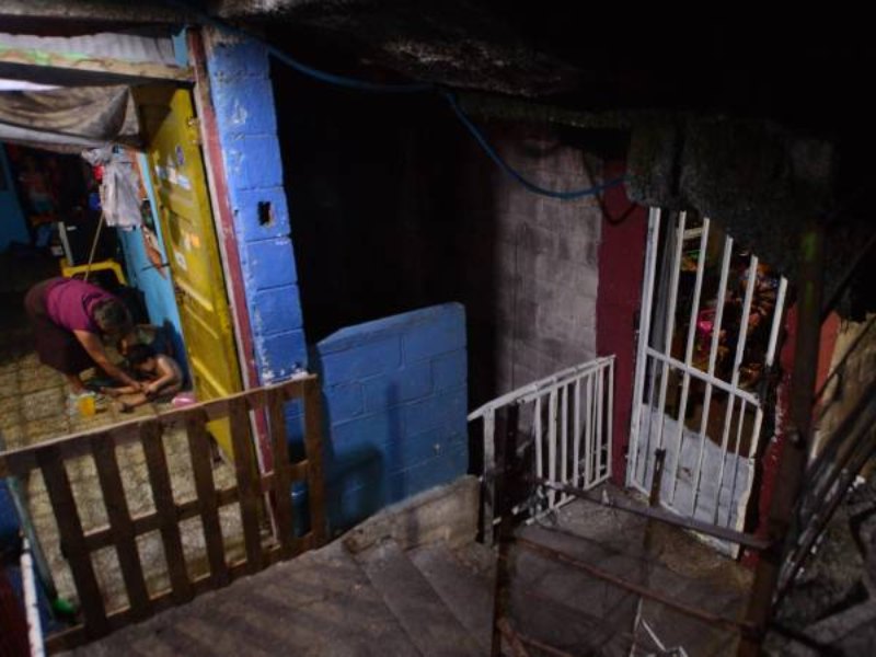 Niños y adultos suben diariamente por escaleras dañadas, algunas sin barandales completos ni condiciones adecuadas de seguridad.