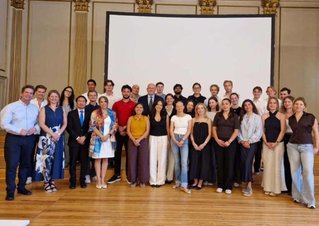 La Embajada de El Salvador en Alemania participó en la presentación del proyecto "Conecta", desarrollado para impulsar el empleo juvenil.