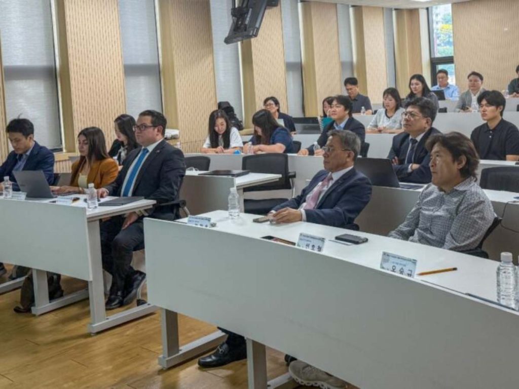 El encuentro buscó fortalecer la cooperación entre instituciones salvadoreñas y el ecosistema tecnológico de Corea del Sur.