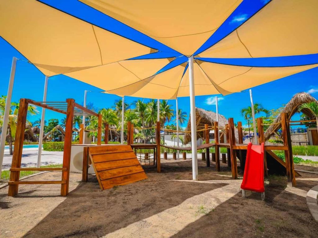 Las familias pueden disfrutar de piscinas, ranchos y áreas frente al mar.