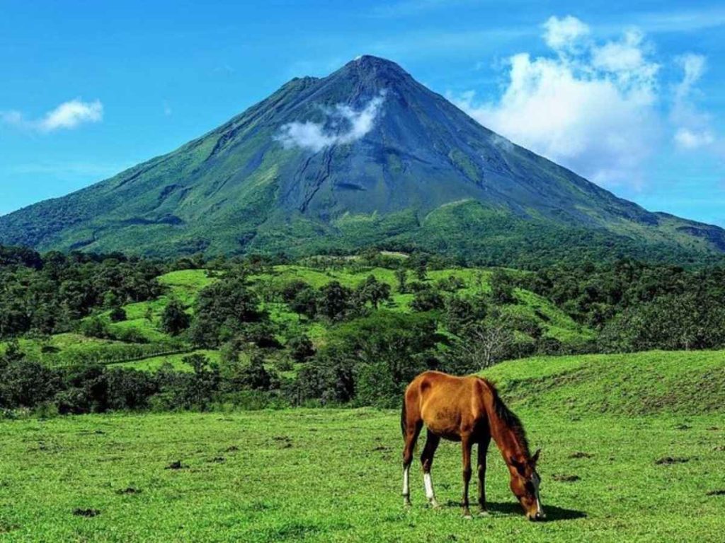 El Volcán Arenal es una de las paradas más atractivas de Costa Rica, con senderos, antiguos flujos de lava y aguas termales.