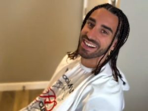 Marc Cucurella sorprendió a sus seguidores al cambiar temporalmente su famosa melena rizada por un elaborado peinado de trenzas.