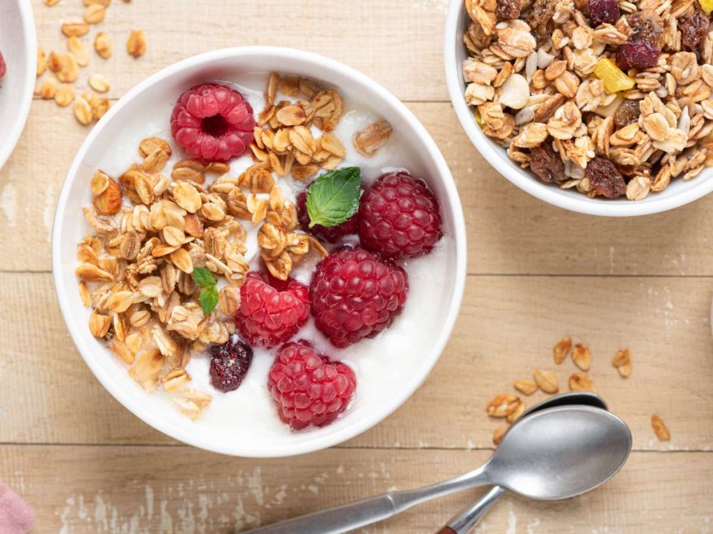 La avena, el yogur natural y las frutas enteras son opciones prácticas para un desayuno o merienda que sostenga mejor el hambre.
