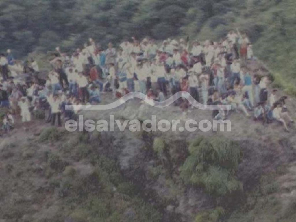 Decenas de personas observan el fenómeno desde la Puerta del Diablo.