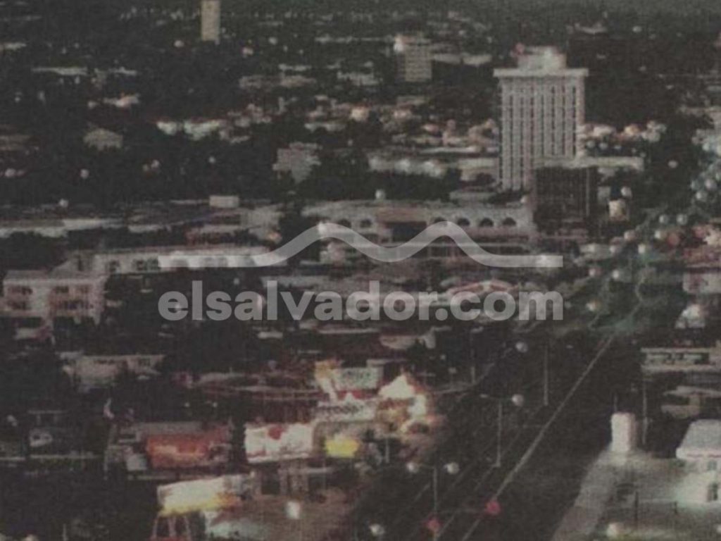 Imagen del bulevar de Los Héroes durante el punto máximo del eclipse.