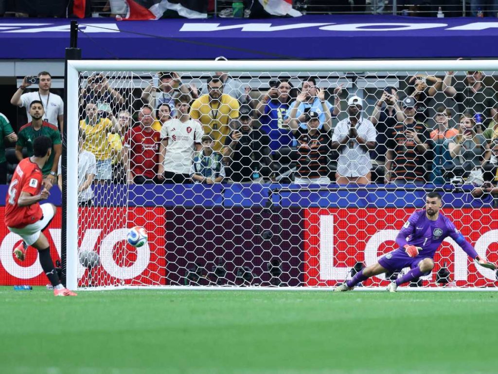 Hossam Abdelmaguid convierte el penal decisivo que le dio a Egipto la victoria sobre Australia y el pase a los octavos de final del Mundial 2026, en el Dallas Stadium de Arlington. AFP
