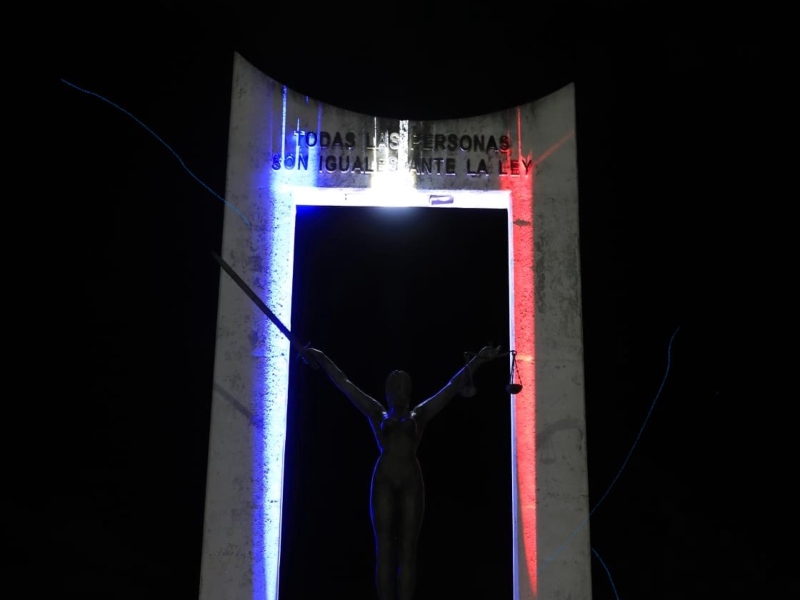monumento a la Constitución en San Salvador, iluminado con los colores de la bandera de los Estados Unidos