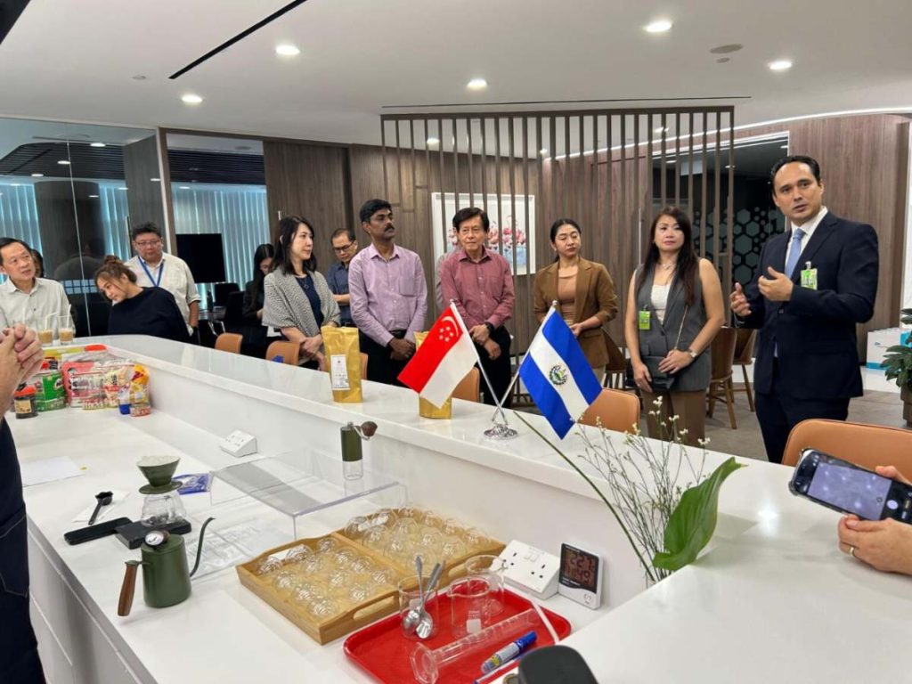 La Embajada de El Salvador realizó una cata de café para mostrar la calidad de los granos nacionales a representantes de Food Empire.