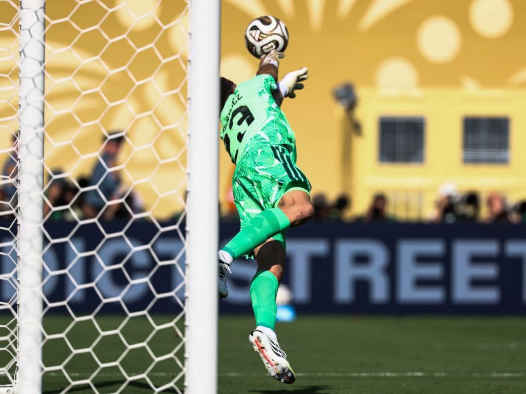 El arquero argentino realizó 11 atajadas que llevaron el partido hasta el tiempo suplementario. Fotografía/ AFP