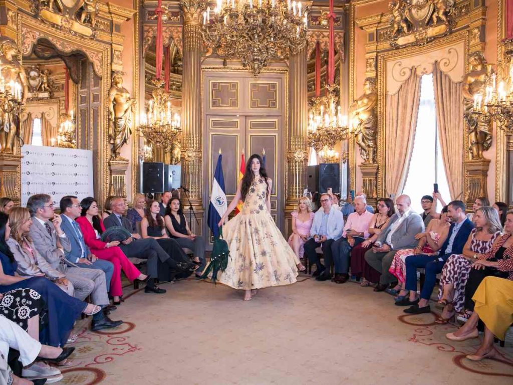 La pasarela de SMODA destacó el talento nacional y abrió una vitrina internacional para la moda artesanal salvadoreña.