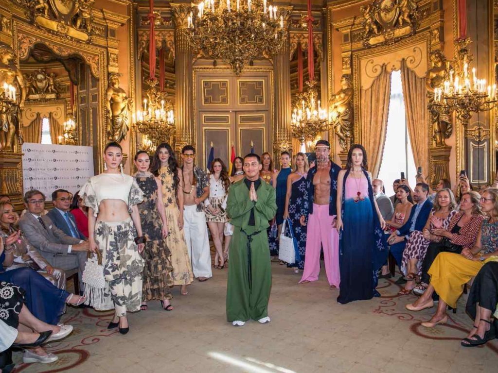 Diseñadores y artesanos salvadoreños presentaron en España piezas creadas con añil, saberes textiles y técnicas tradicionales.