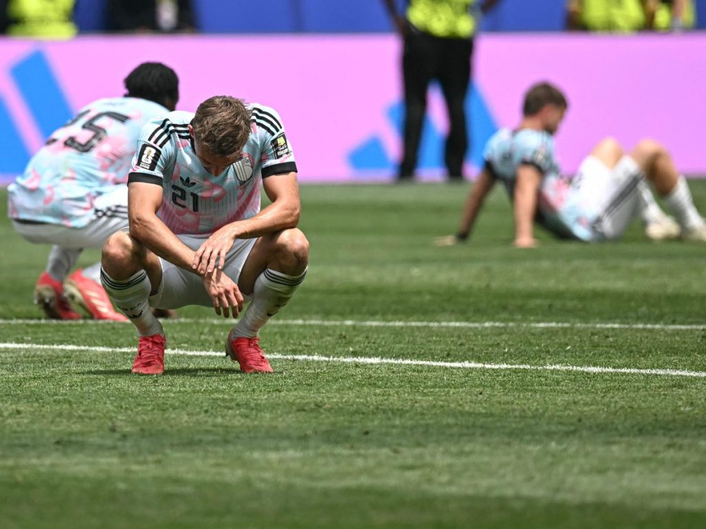 El defensor belga Timothy Castagne reacciona tras la derrota de su selección ante España en los cuartos de final del Mundial 2026. Fotografía/ AFP