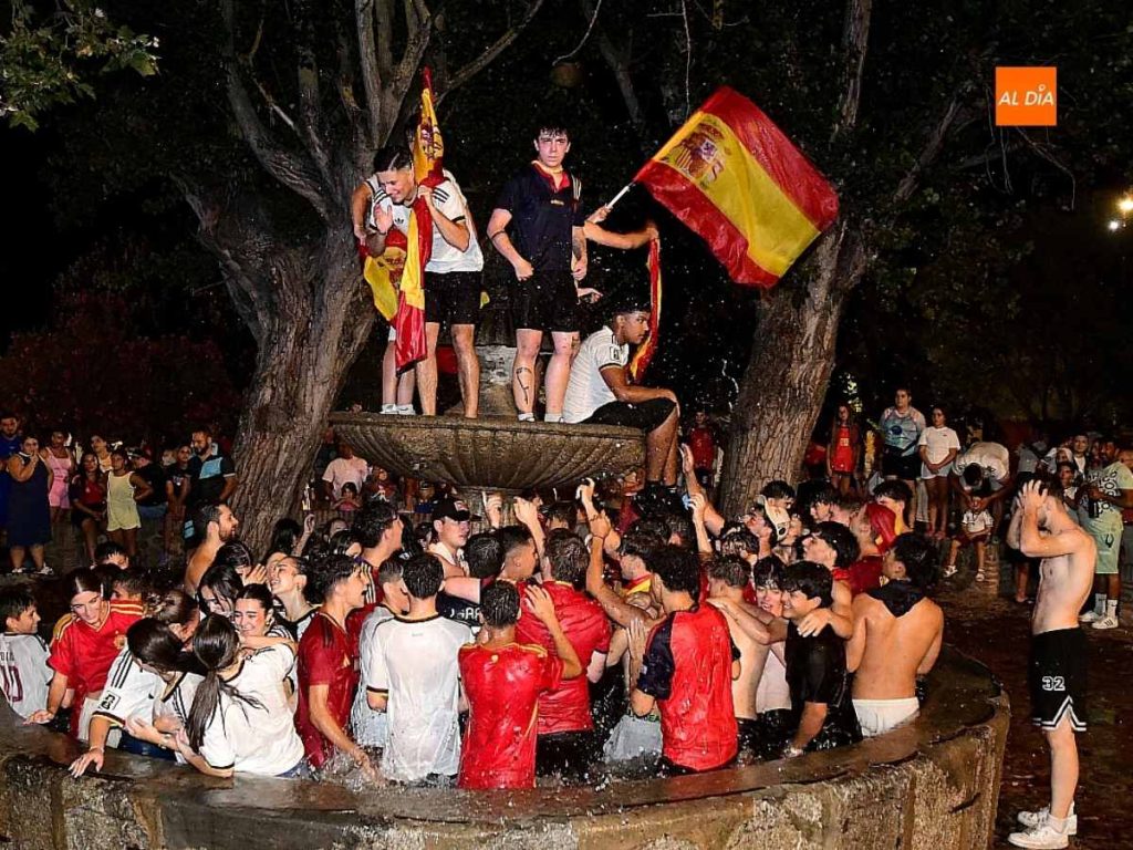 Una persona murió tras el derrumbe de una fuente durante celebraciones por el Mundial en España.