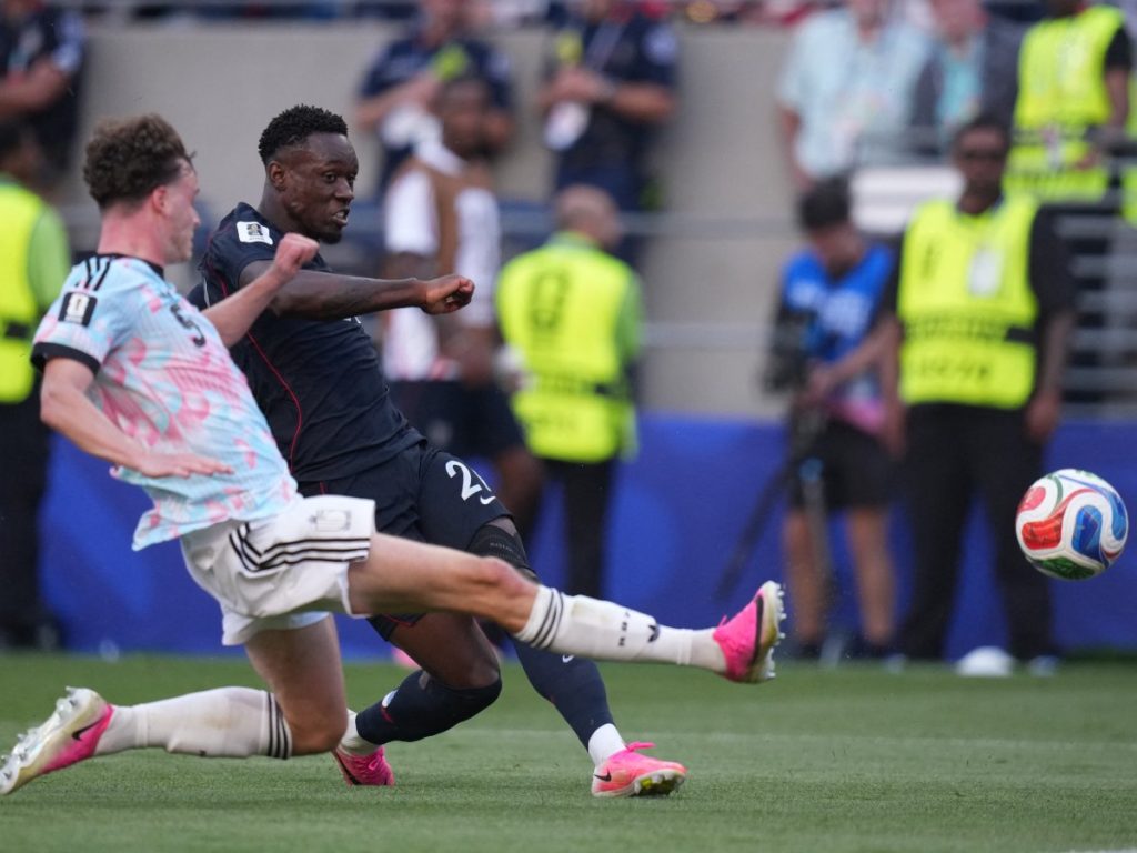 El triunfo de los Diablos Rojos llegó en un partido cargado de polémica por la participación del delantero Folarin Balogun, a quien la FIFA permitió jugar pese a haber sido expulsado en la ronda anterior.