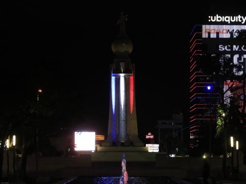 El monumento al Salvador del Mundo fue iluminado con los colores de la bandera de Estados Unidos por los 250 años de independencia de ese país.