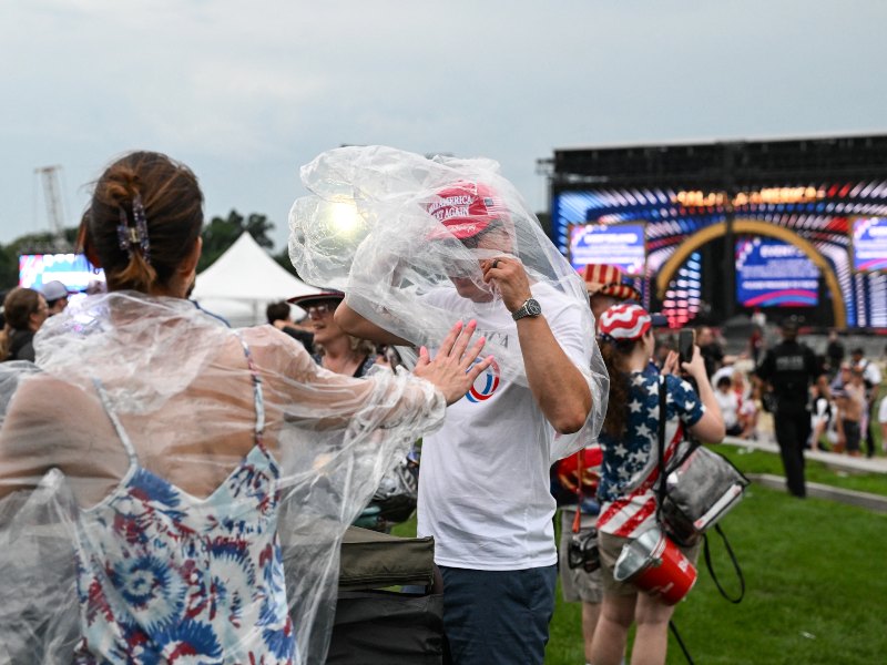 Asistentes abandonan el evento del 4 de julio en Washington tras la orden de evacuación por relámpagos.