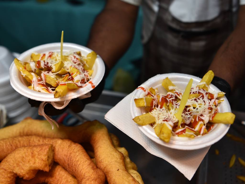 Las tradicionales papas fritas preparadas son infaltables en el recorrido.