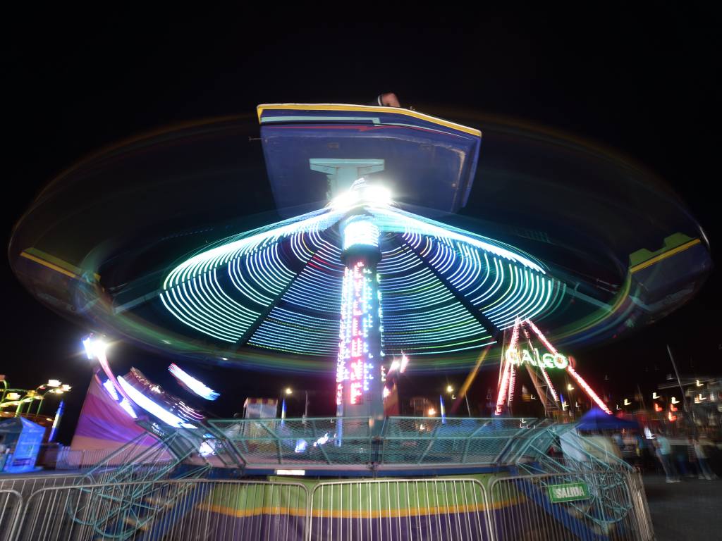 Los juegos mecánicos de velocidad encienden la noche en la feria Fun City.