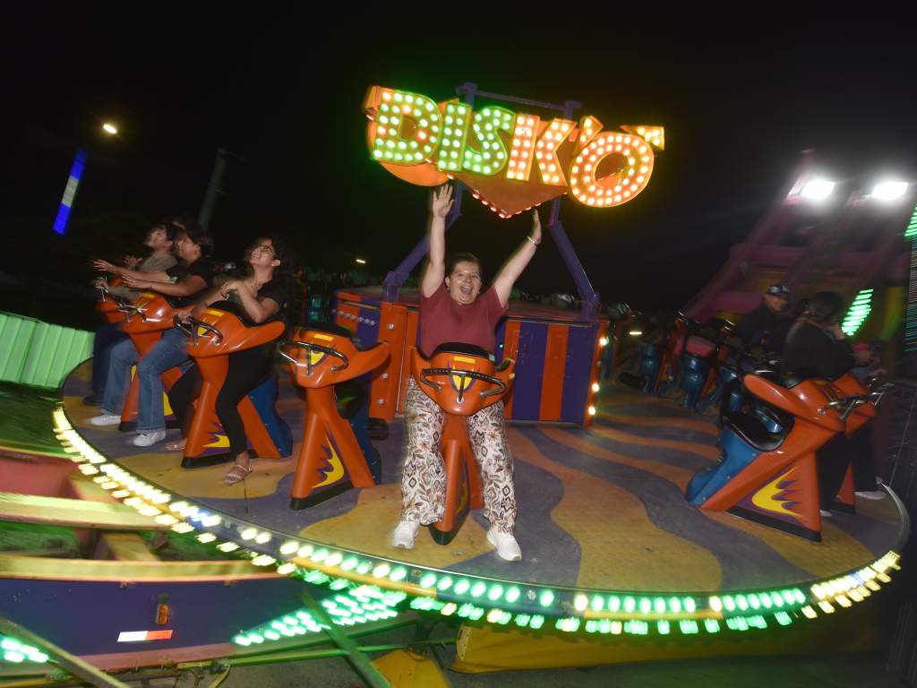 En este campo de feria hay juegos mecánicos para diferentes gustos.