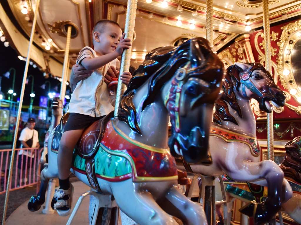 La diversión infantil se vive al máximo en el carrusel de la feria.
