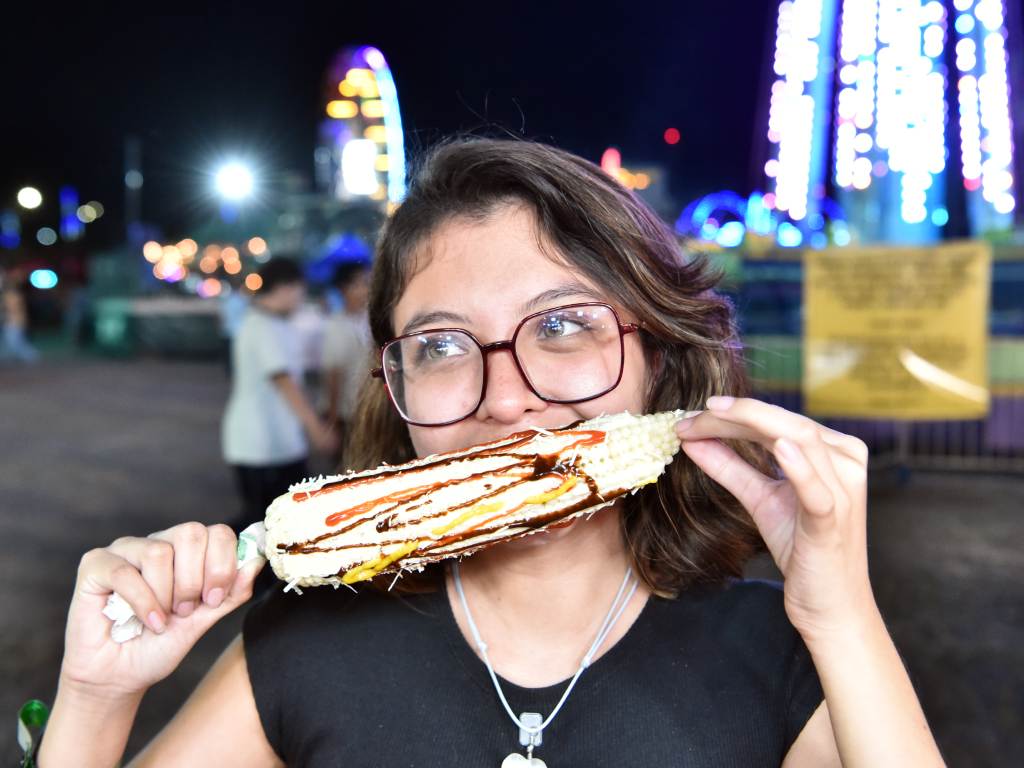 Los elotes locos continúan siendo uno de los platillos preferidos del público en tiempos de feria.