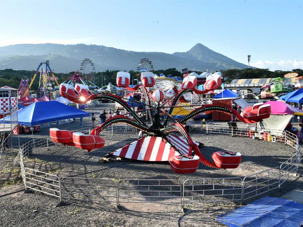 Vista panorámica de los juegos mecánicos instalados junto al parque de El Principito.