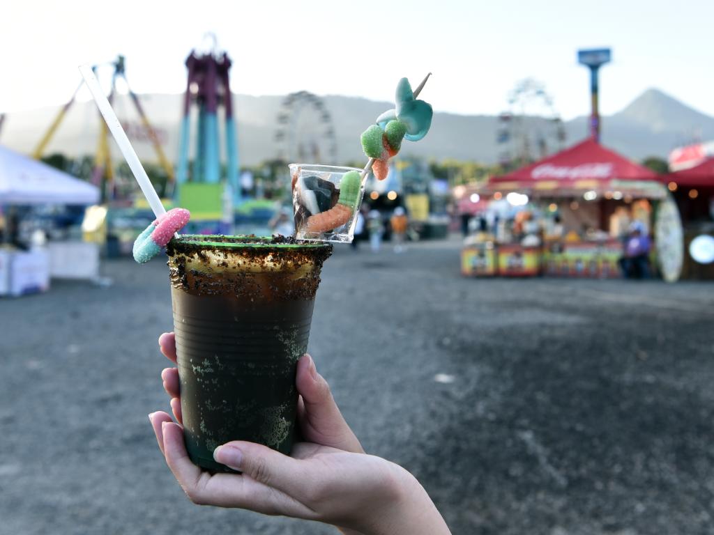 Bebidas preparadas y snacks acompañan la experiencia de la feria.