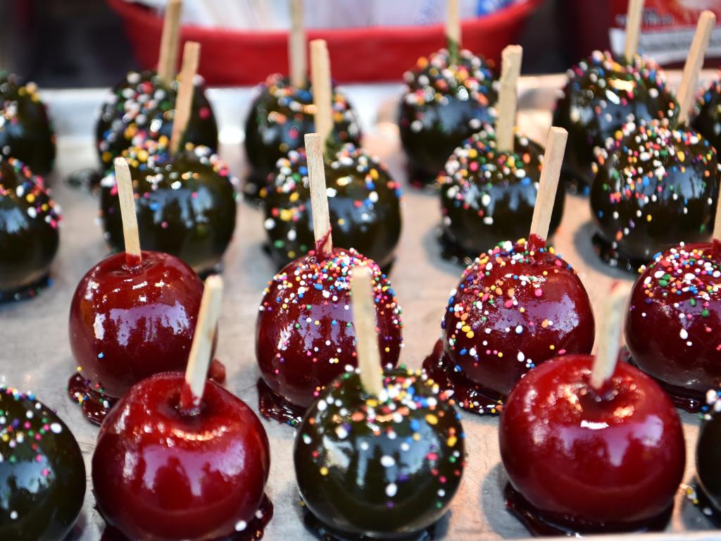 Manzanas acarameladas y decoradas se ofrecen a los amantes de lo dulce.