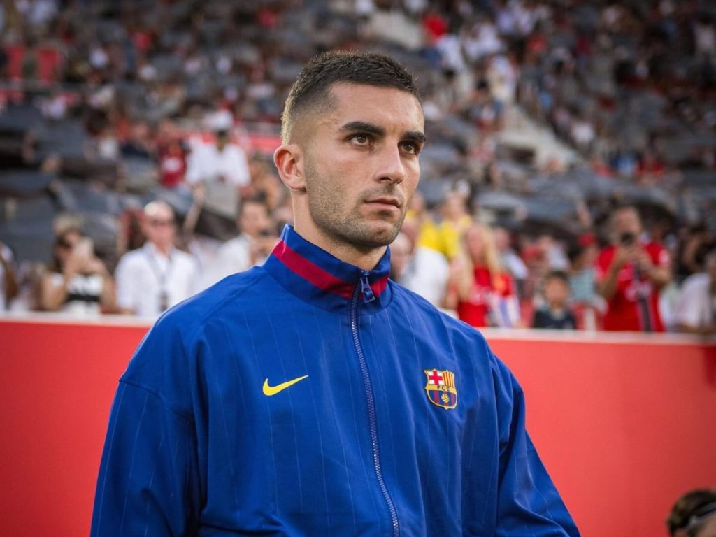 Antes de dejarse crecer el cabello, el futbolista llevaba un corte degradado, más corto y estructurado.