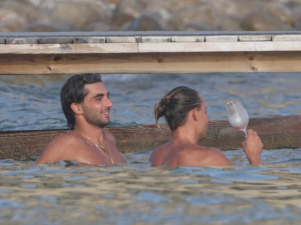 Los futbolistas españoles fueron fotografiados disfrutando de varios días de descanso en playas y exclusivos restaurantes de Ibiza después de conquistar el Mundial 2026. Fotografía/ Revista HOLA!
