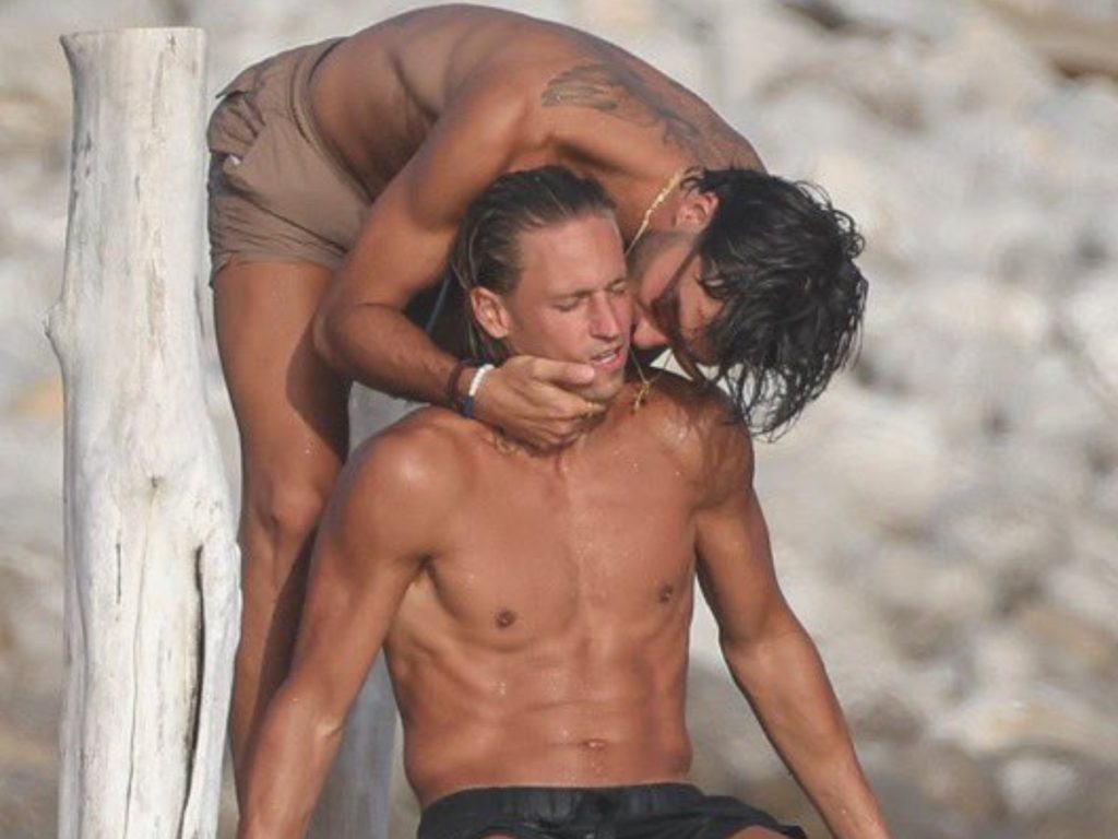 La revista ¡HOLA! dedicó su portada a Ferran Torres y Marcos Llorente tras publicar imágenes de sus vacaciones juntos en Ibiza. Fotografía/ Cortesía Revista HOLA!