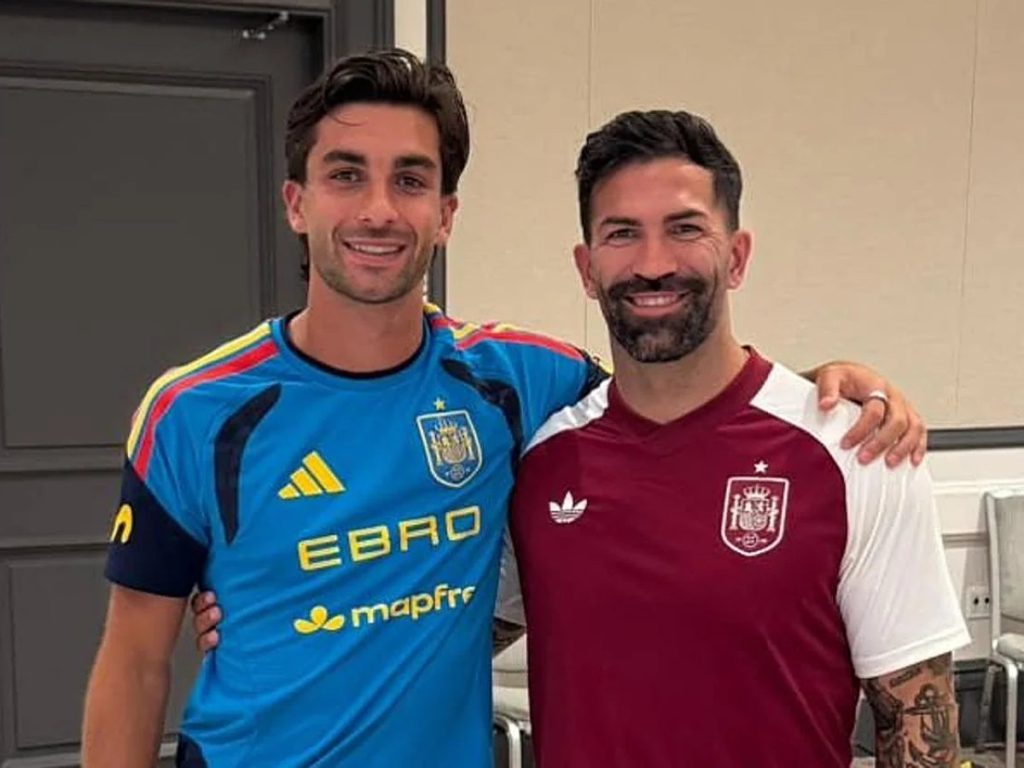 Ferran Torres y el peluquero valenciano Nando Díaz.