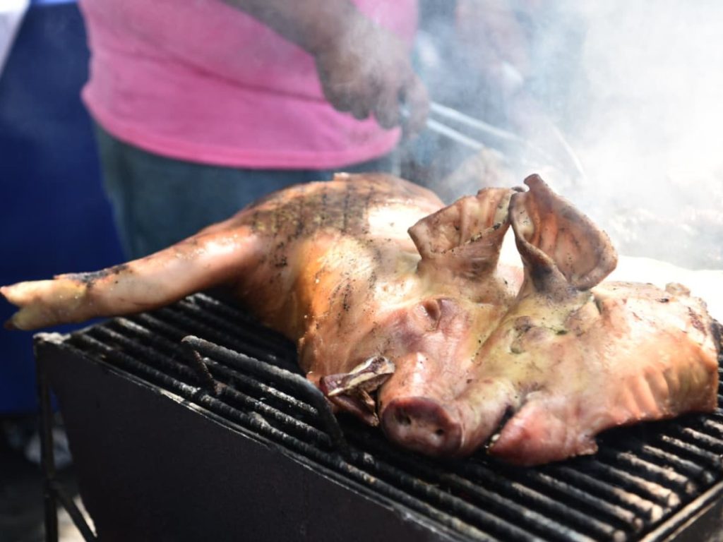 Emprendedores locales ofrecieron platillos elaborados con carne de cerdo desde $2 hasta $10 durante la jornada en Panchimalco.