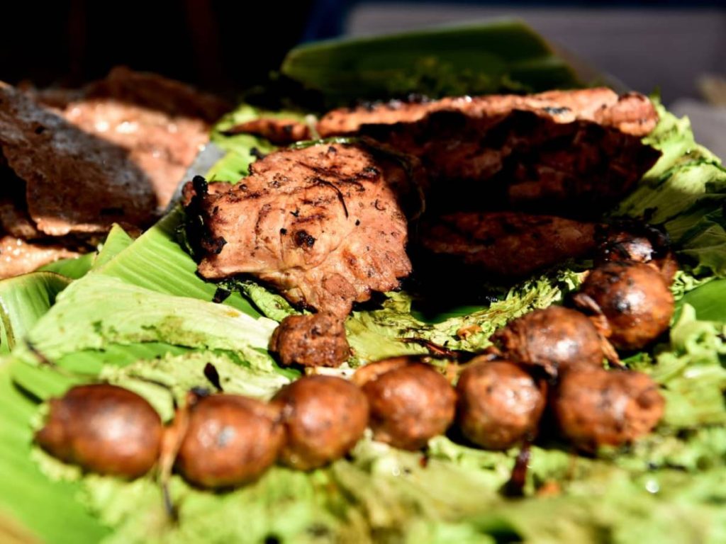 Visitantes recorrieron los puestos gastronómicos del Festival del Cerdo en Panchimalco, con más de 40 recetas tradicionales y creativas.