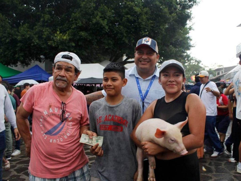 Actividades culturales, música en vivo y juegos tradicionales complementaron la experiencia gastronómica en el Festival del Cerdo en Panchimalco.