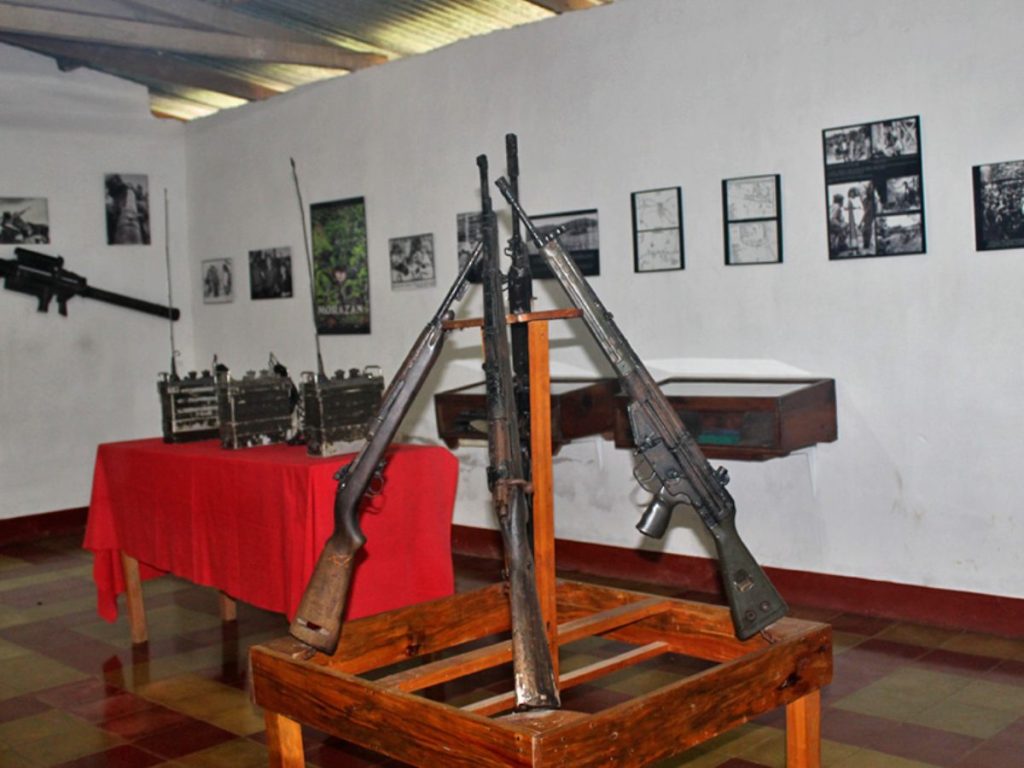 Entre fotografías, documentos y objetos históricos, el museo invita a los visitantes a conocer una parte fundamental de la historia salvadoreña.