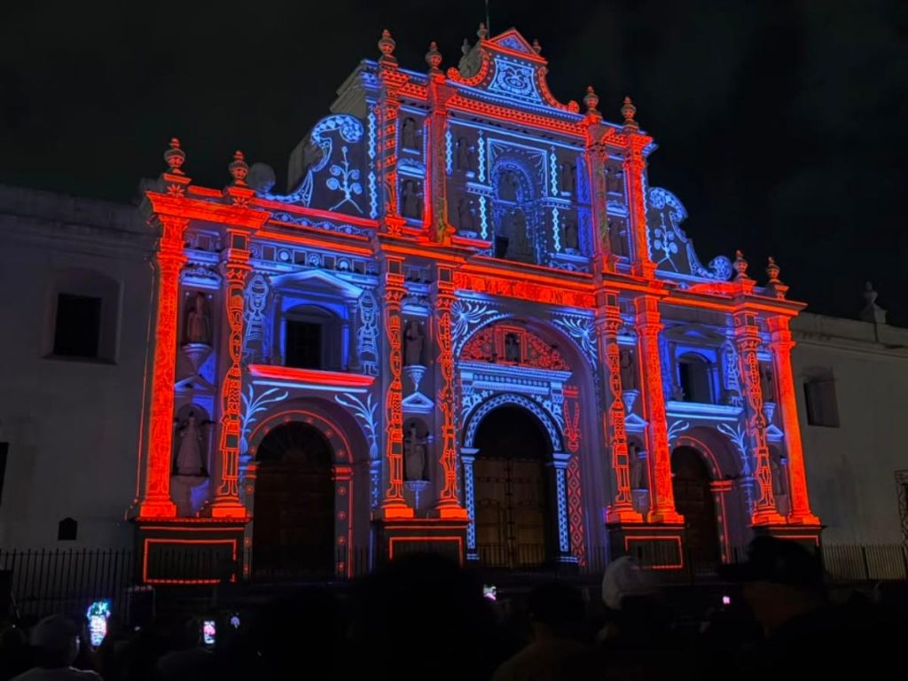 Miles de turistas recorrieron Antigua Guatemala para disfrutar las proyecciones y experiencias inmersivas del Festival de la Luz.