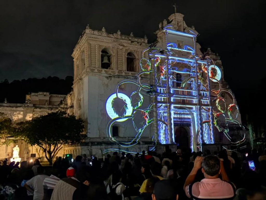 Miles de visitantes, incluidos salvadoreños, recorrieron Antigua Guatemala para disfrutar videomapping, arte digital y experiencias inmersivas del Festival de la Luz.