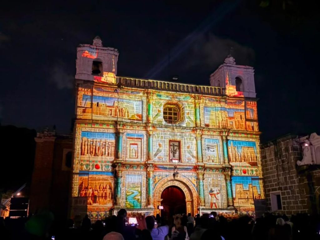 El Festival de la Luz reunió a visitantes salvadoreños y extranjeros en un recorrido nocturno por el Centro Histórico.