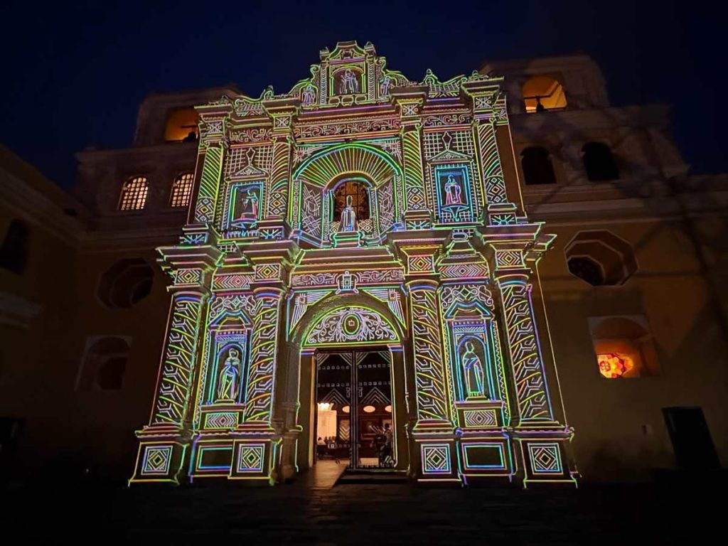 Las proyecciones del Festival de la Luz combinaron tecnología, cultura y patrimonio en las calles de Antigua Guatemala.