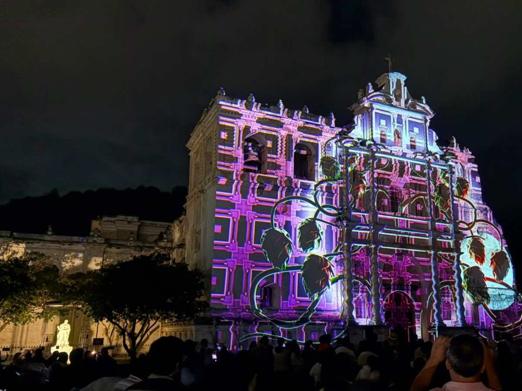 Turistas salvadoreños aprovecharon el Festival de la Luz para recorrer, comer y hospedarse en Antigua Guatemala.