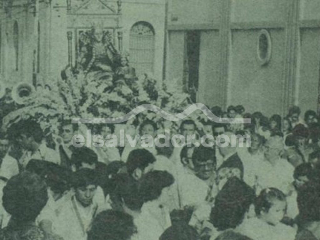 Procesión de la Señora de Santa Ana y la Virgen María el 29 de julio de 1980. Foto elsalvador.com