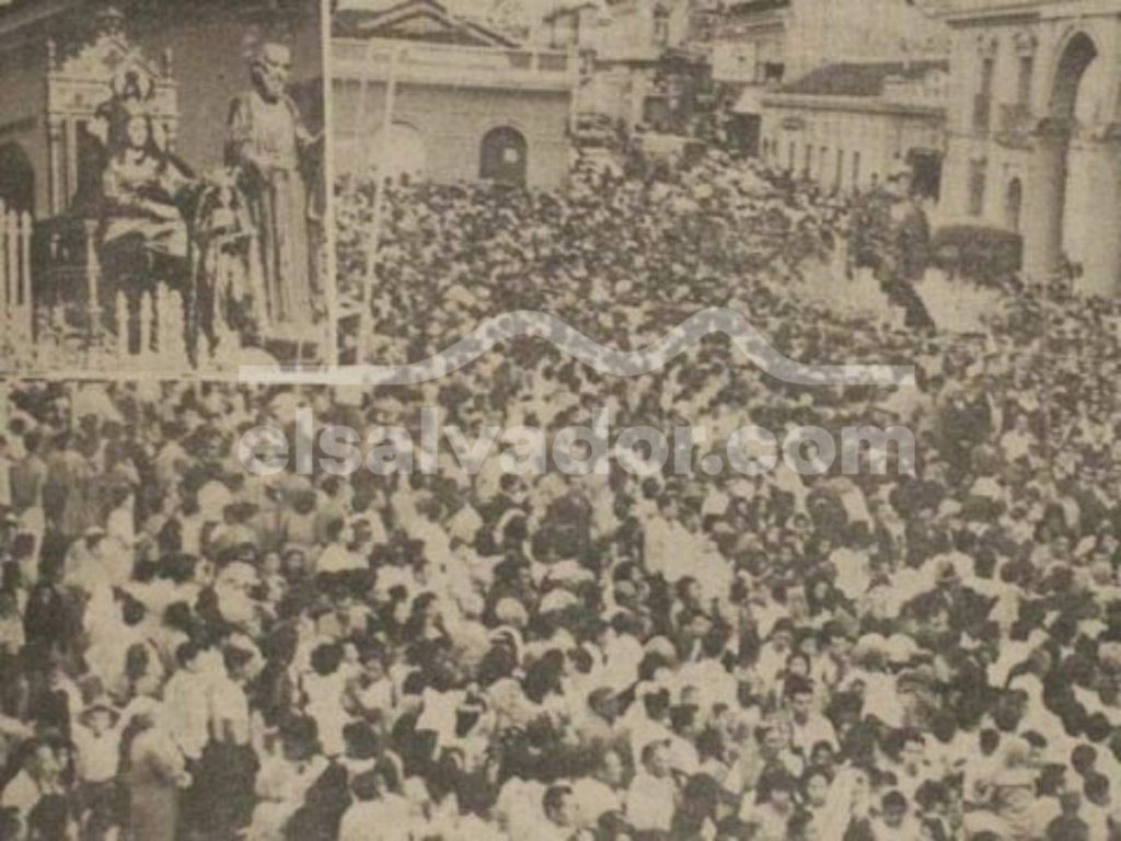 Decenas de personas durante el recorrido de la procesión de la Señora de Santa Ana el 26 de julio de 1965. Foto elsalvador.com