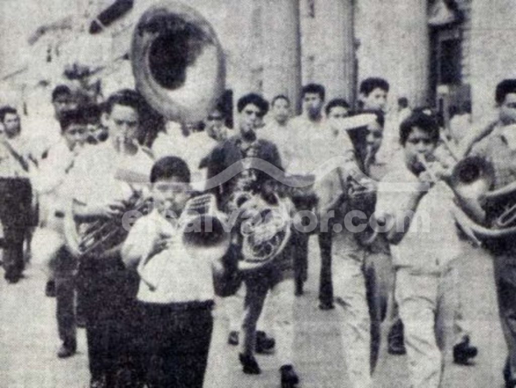 Una imagen del 22 de julio de 1965 muestra a la banda de música de la Ciudad de los Niños durante las fiestas de Santa Ana.