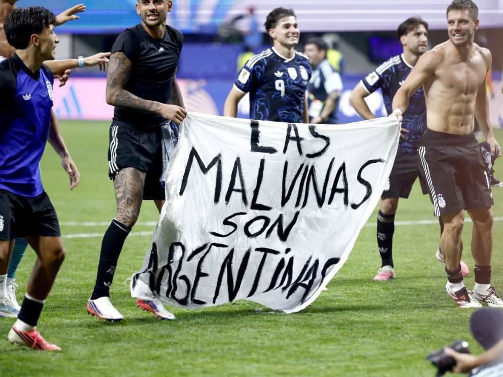 Jugadores de Argentina sostienen una pancarta con el lema «Las Islas Malvinas son argentinas» mientras celebran su victoria en el partido de semifinales de la Copa Mundial de la FIFA 2026 entre Inglaterra y Argentina, en Atlanta (EE. UU.), el 15 de julio de 2026. EFE/EPA/WILL OLIVER