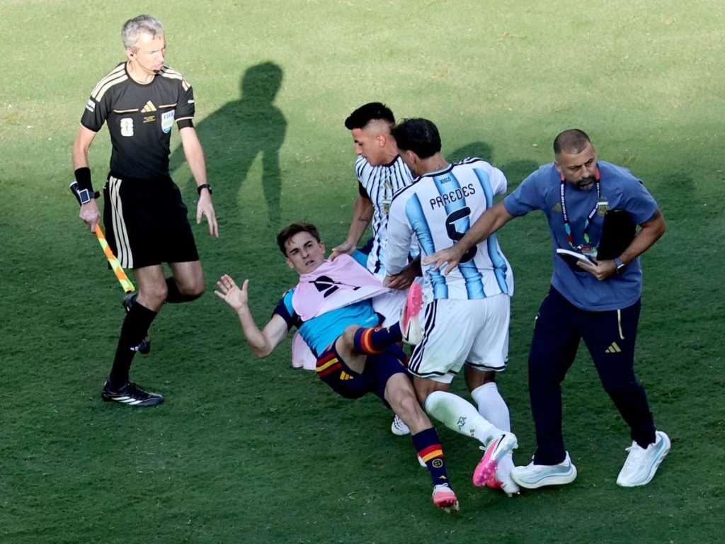Gavi (C) de España se enfrenta a Nahuel Molina y Leandro Paredes de Argentina tras finalizar la final de la Copa Mundial de la FIFA 2026 entre España y Argentina, en Nueva Jersey, EE. UU., el 19 de julio de 2026. (España) EFE