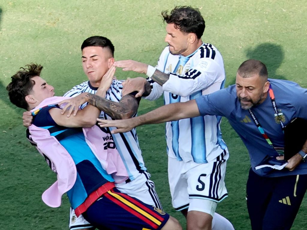 Gavi (izq.) de España se enfrenta a Nahuel Molina (centro) y Leandro Paredes de Argentina tras finalizar la final de la Copa Mundial de la FIFA 2026 entre España y Argentina, en Nueva Jersey, EE. UU., el 19 de julio de 2026. (España) EFE